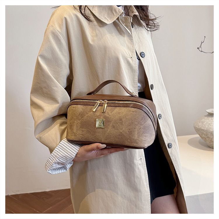 【PU Color-Block Cosmetic Bag】 Leather Handle Metal Zipper, Color-Block Simple Partition, Main Compartment Stores Cosmetics & Toiletries, Lightweight & Versatile for Commuting & Travel./beige