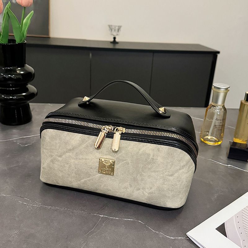 【PU Color-Block Cosmetic Bag】 Leather Handle Metal Zipper, Color-Block Simple Partition, Main Compartment Stores Cosmetics & Toiletries, Lightweight & Versatile for Commuting & Travel./BLUE