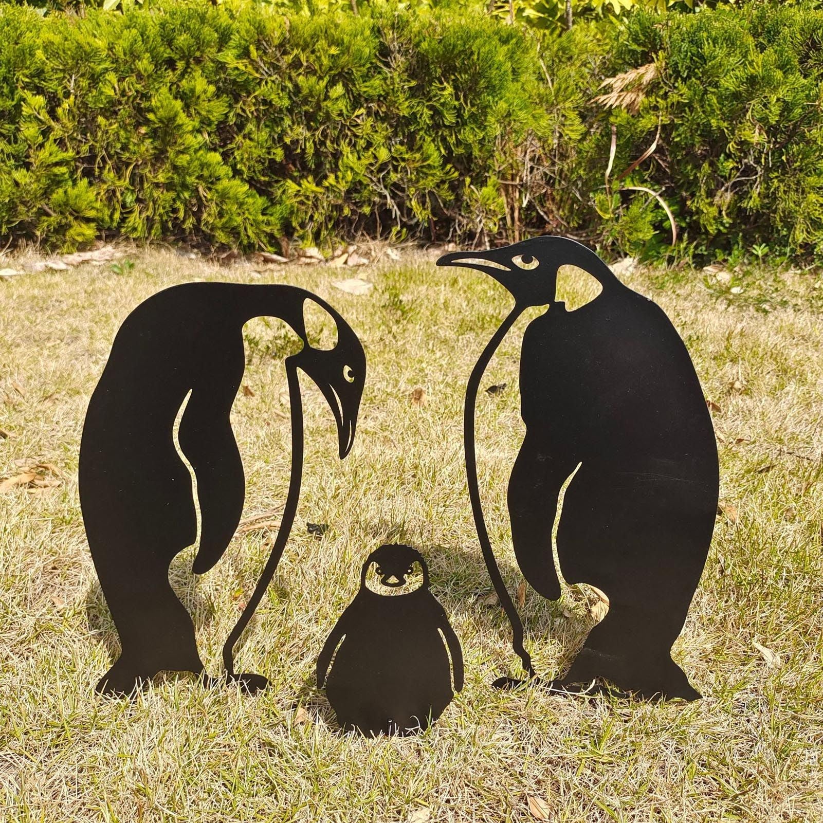 Penguin Family Stake Statue Simulation Vivid Hollow Iron Animal Stake Decoration for Garden Lawn Yard