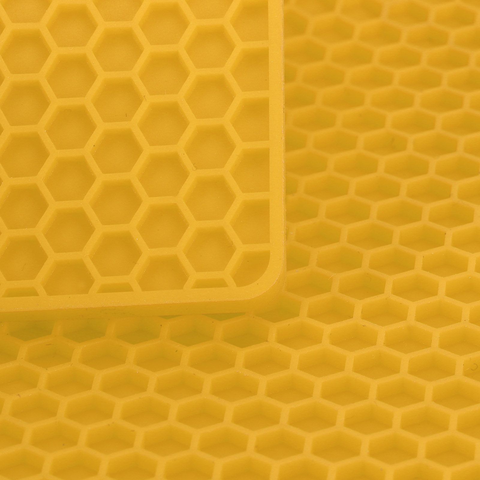 Insulation Pad Food Grade Silicone Pad AntiScalding Thickened Microwave Oven Mat for Kitchen Use(Yellow )