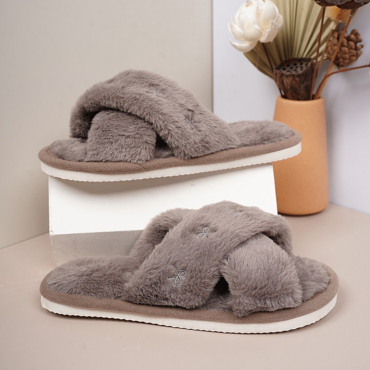 Cozy Cross-Band Plush Slippers with Embroidered Bow, Non-Slip Indoor & Outdoor Wear for Women, Soft Fleece Lining for Warmth and Comfort (L(40-41), Grey)