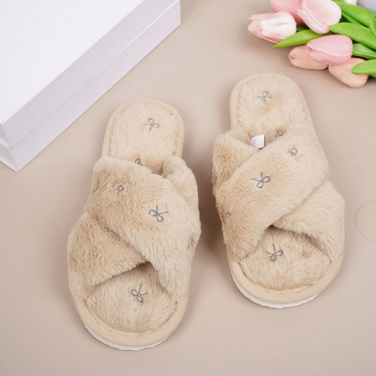 Cozy Cross-Band Plush Slippers with Embroidered Bow, Non-Slip Indoor & Outdoor Wear for Women, Soft Fleece Lining for Warmth and Comfort (S(36-37), Grey)