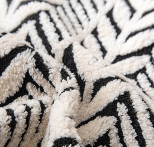 Black Plush Pet Bed Mat - 60 x 80 cm Polyester Fibre - Thickened Soft Cushion, Scratch Resistant Surface, Non Slip Base for Cats and Dogs